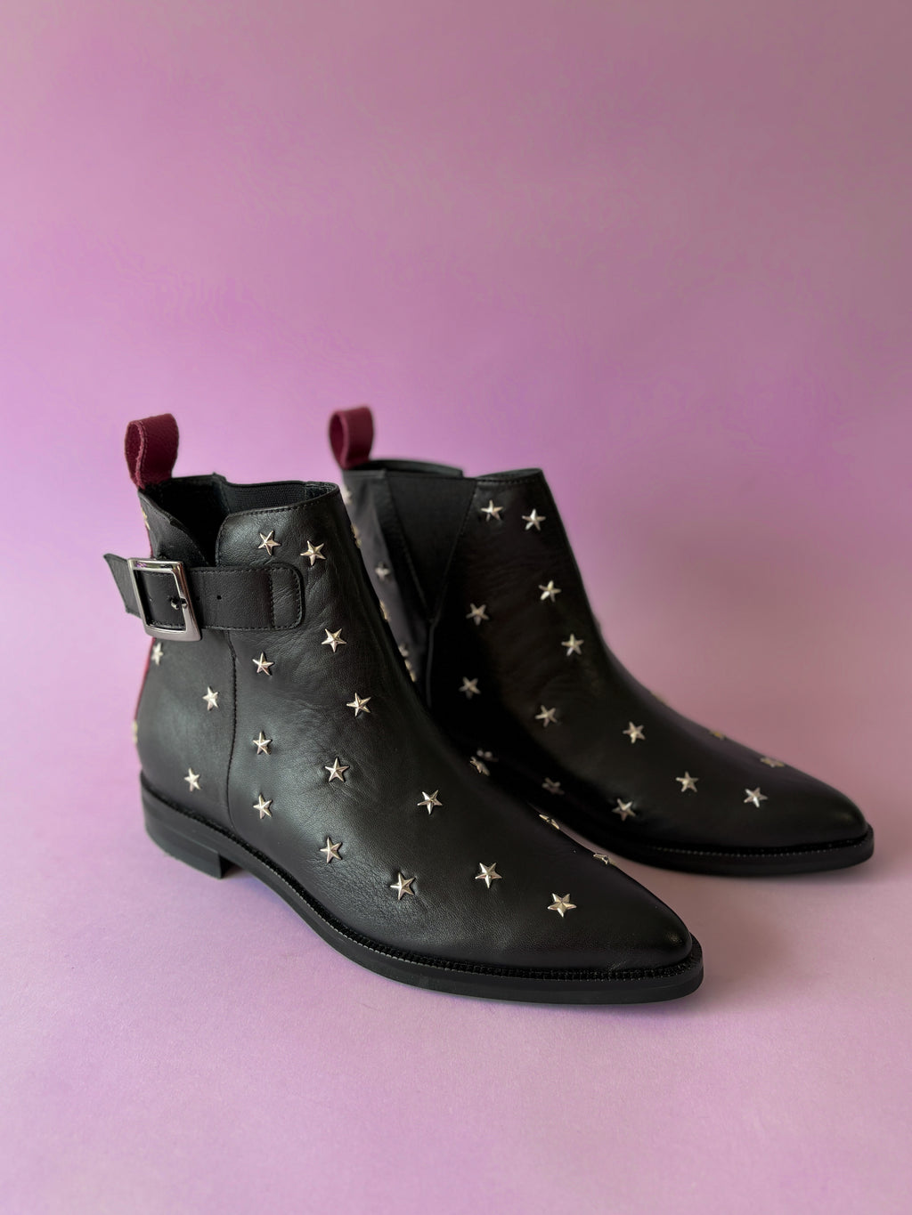 Botines negros con taches de estrellas y hebilla