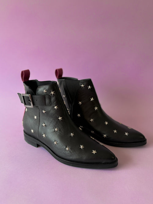 Botines negros con taches de estrellas y hebilla