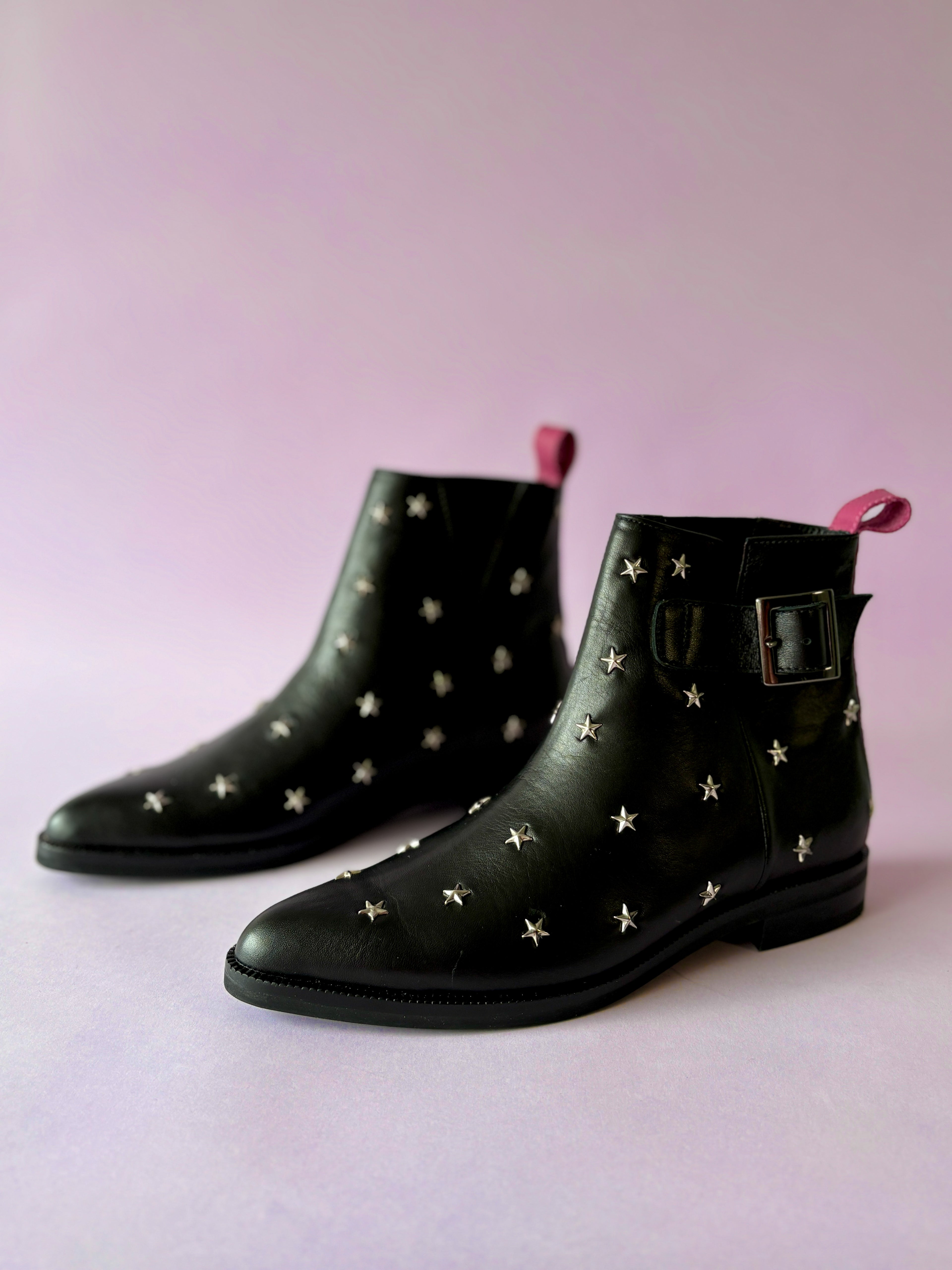 Botines negros con taches de estrellas