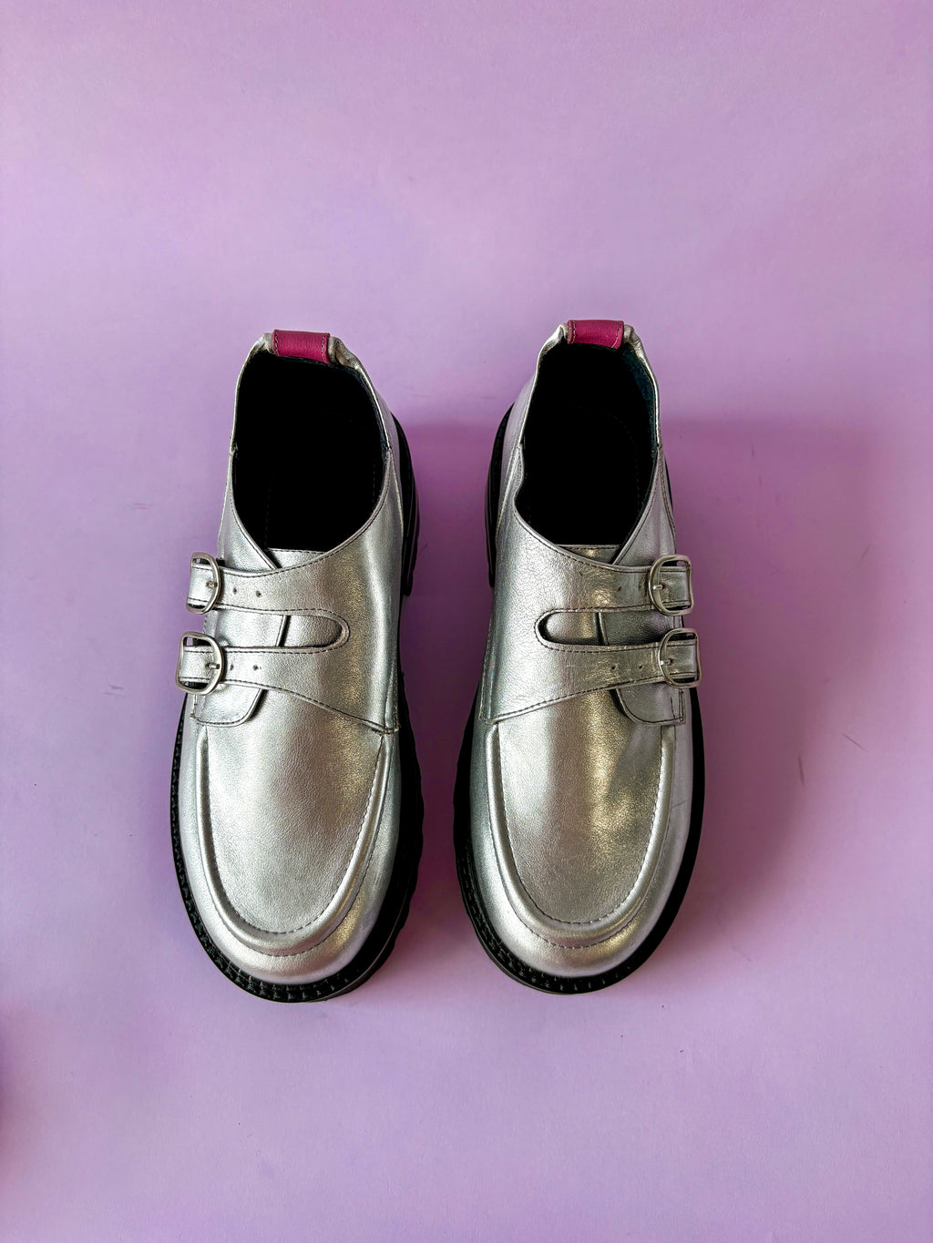 Mocasines plateados con acento rosa