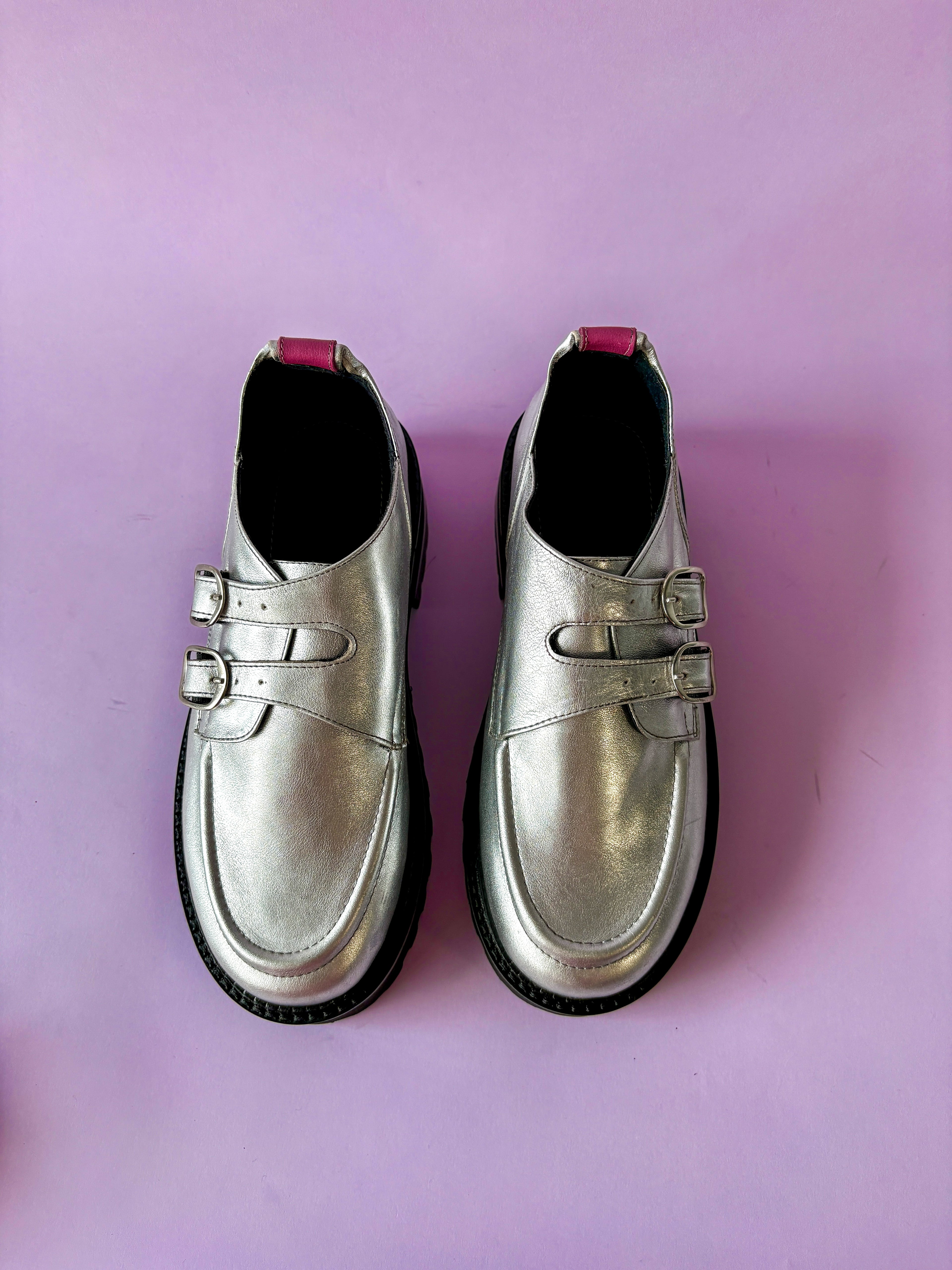 Mocasines plateados con acento rosa