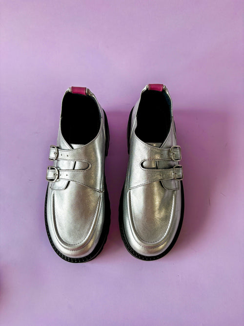 Mocasines plateados con acento rosa