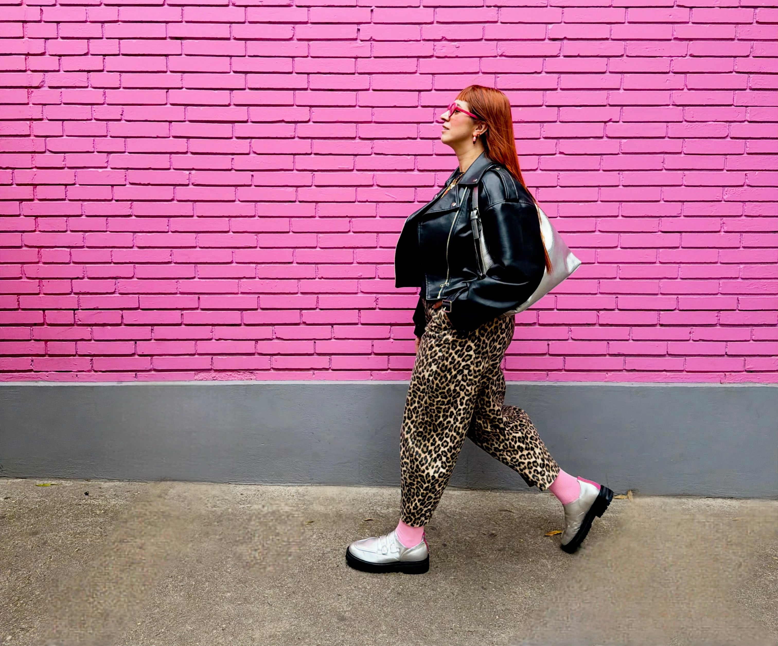 una mujer camina con zapatos plateados 